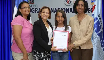 INABIE entrega beca escolar a 87 familias para estudiar en colegios privados