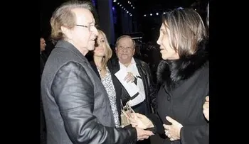Kiko  y Florinda Meza emotivo abrazo en funeral de Chespirito