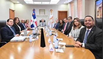 Gobernador Valdez Albizu recibe al consejo directivo de LIDAAPI