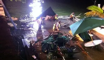 Terraza de bar se derrumba en Florida y decenas caen al agua
