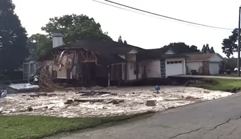 Así se tragó este gran socavón dos casas en Florida