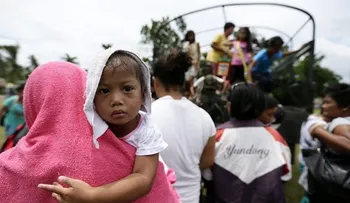 Miles de personas huyen de un volcán en Filipinas.