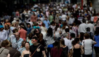 Madrid frenará Airbnb para restringir el turismo masivo que expulsa a vecinos de sus barrios