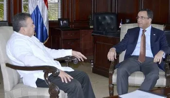 Canciller Navarro y funcionario de la OEA coordinan asamblea regional en RD