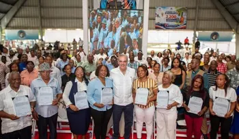 Abinader entrega 2,200 títulos de propiedad a familias de Villa Altagracia