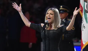 Fergie no fue la única: estas son las otras interpretaciones del himno de EE.UU. que no gustaron
