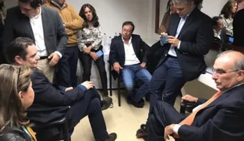 La foto que muestra la tensa campaña presidencial que vive Colombia