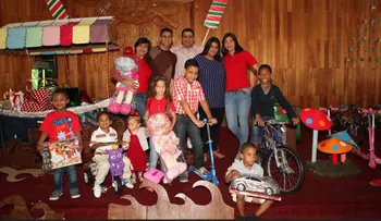 Entrega juguetes a hijos de militares