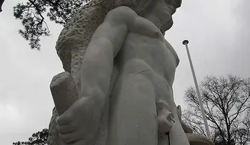 Una estatua francesa de Hércules se dota de un pene desmontable contra los vándalos