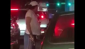 Un hombre saca su arma en medio de un tapón