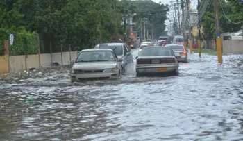 Santo Domingo inundado; lluvias seguirán por 24 a 36 horas; derrumbes en Autopista Duarte y 6 de Noviembre; 20 provincias en alerta