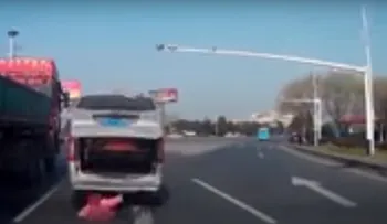 Un niño cae de una camioneta en movimiento  (VIDEO)