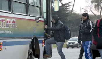Un chofer argentino no quiso abrirle la puerta a un pasajero y lo llevó colgando del bus