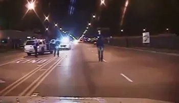Video muestra a policía de Chicago disparar 16 veces contra joven de raza negra