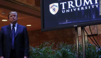 Clinton arremete contra la Universidad Trump; califica a aspirante de 'fraude'