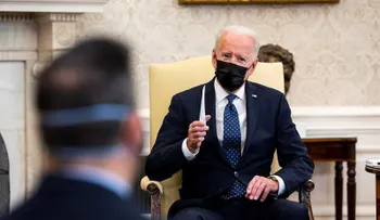 Biden anula decretos de Trump sobre migración, redes sociales y estatuas