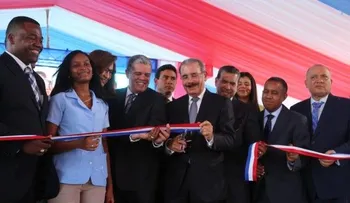 Presidente Medina entrega 4 escuelas en Santiago