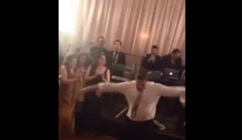  Padre e hijo se pelean... en un duelo de baile