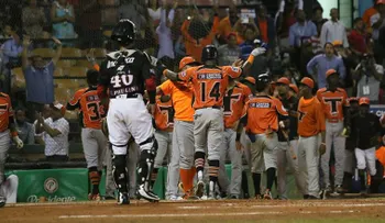 Toros derrotan a los Leones y se mantienen en primer lugar empatados con las Estrellas 