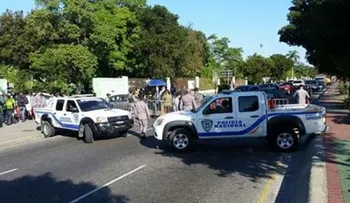 Autoridades colocan barricadas en la Máximo Gómez y la Delgado por marcha contra la Corrupción y la Impunidad 