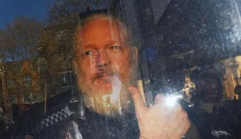 Assange enfrenta graves acusaciones; Ecuador lo deja sin asilo y le suspende la nacionalidad