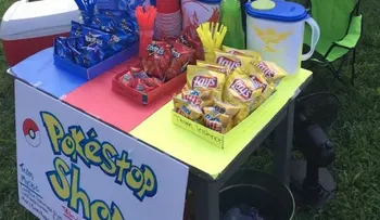 Pokénegocio: una niña gana 200 dólares al día vendiendo limonada a los jugadores