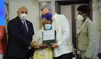 Presidente Abinader hace justicia con entrega de títulos de propiedad a 256 familias de Monte Plata