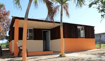 Primera dama canaliza construcción de vivienda a familia de Dajabón que perdió su hogar en incendio