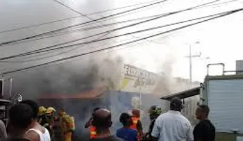 Bomberos seguían trabajando para sofocar fuego en establecimiento comercial en Cotuí