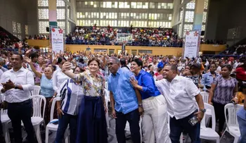 Raquel Peña comparte con madres en Barahona