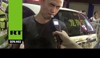 Curioso intento de un conductor chino para engañar a la Policía (VIDEO)