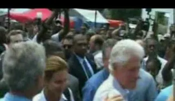 Mira cómo Bush rechaza a un haitiano (Video)