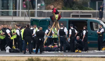 Suspenden vuelos en aeropuerto londinense por protesta de Black Lives Matter