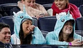 Polémica en estadio de los Yankees por fanáticas con ropa de "gentuza"