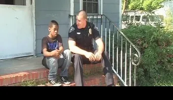 Un policía sintió un nudo en la garganta cuando escuchó la historia del niño y decide hacer algo maravilloso (VIDEO)