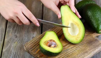 El consumo de aguacate en exceso puede provocar daños; se recomienda la 5ta parte de uno diario