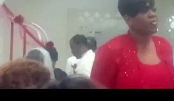 La amante del novio arruina la boda en plena ceremonia (VIDEO)