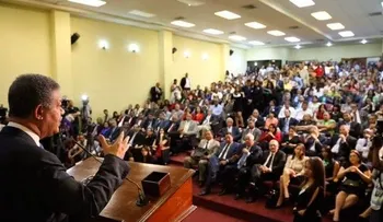 Fernández dicta conferencia sobre ciencias políticas