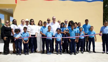 Abinader entrega 70 viviendas y transforma vida de familias desalojadas en Kosovo, Imbert