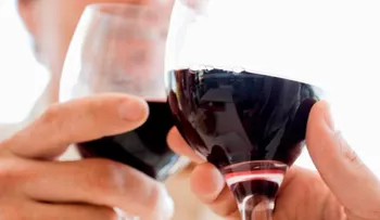 La relación entre beber alcohol, el cáncer y la muerte