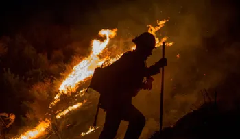 Bomberos luchan contra el incendio más grande en la historia de Los Ángeles