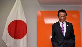 Exprimer ministro de Japón se disculpa por citar a Hitler