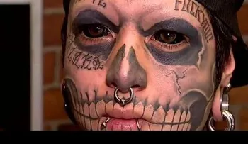 Para parecer una calavera, se ha hecho más de 100 tatuajes