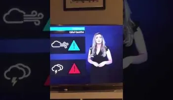 Daba noticias del tiempo y le "cae un rayo"