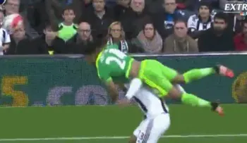 Salomón Rondón salva a un contrincante de una caída estrepitosa