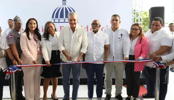 Abinader inaugura infraestructuras deportivas, policiales y navales en Azua y Peravia