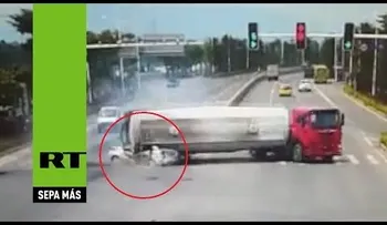 Escalofriante: 4 personas mueren aplastadas por un camión (VIDEO)