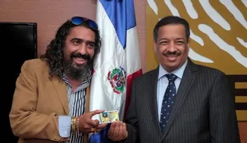 JCE entrega a Diego "El Cigalaâ? su Cédula de Identidad