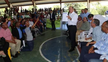 Danilo Medina otorga financiamiento a pescadores y productores de miel, en Matanzas