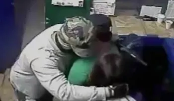 Ladrón abraza y besa a pareja que asaltó 